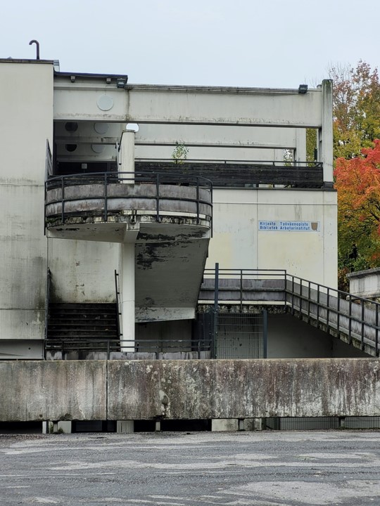 Soukan käytöstä poistettu kirjasto paikalleen ränsistyneeenä